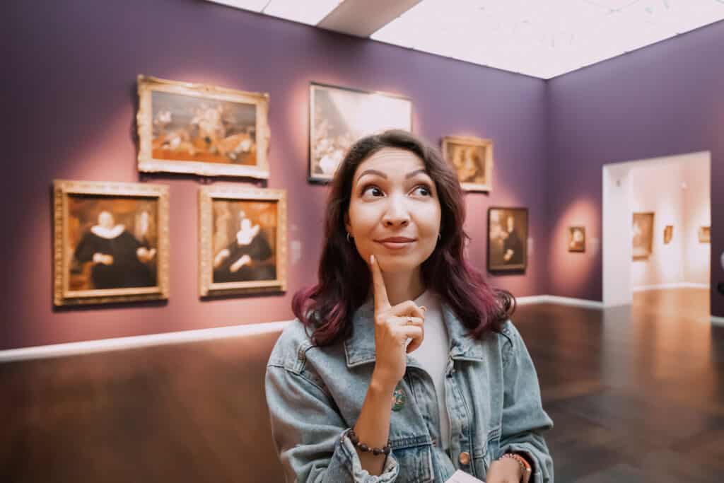 visitatore interessato presso luogo culturale